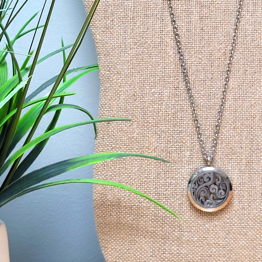 ESS001 Es-Scent-ialsª | Aromatherapy Locket Necklace - Round with Curls